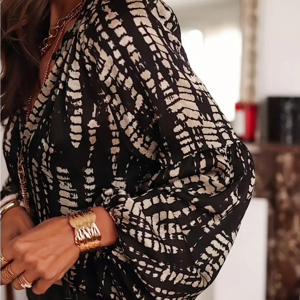 Chic Black and Cream Women's Top - Picture 3 of 5